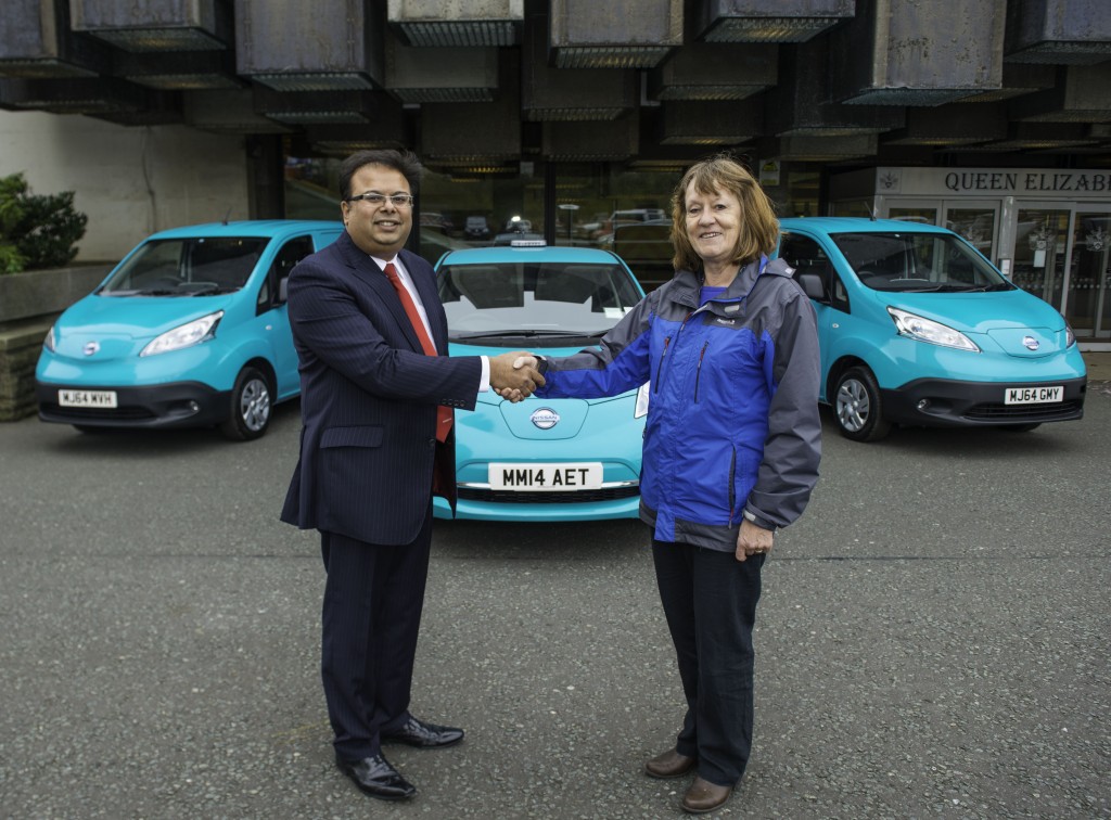 Councillor Barbara Brownridge receives Oldham Council’s new e-NV200s from Urfi Hossain of West Way Nissan.