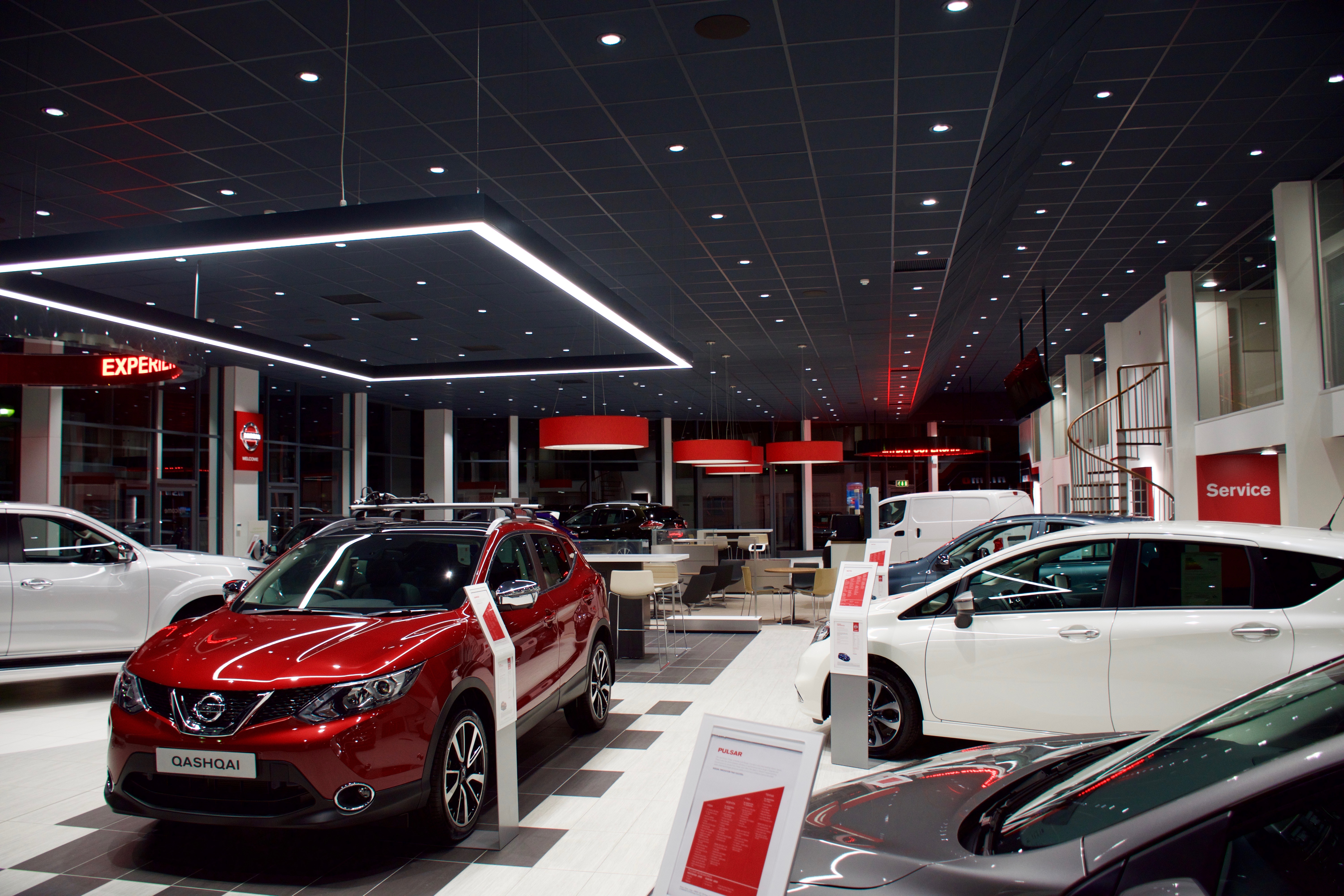 Ниссан спб. Nissan Showroom. Ниссан шоурум. Шоу рум Nissan. Nissan car Dealer.